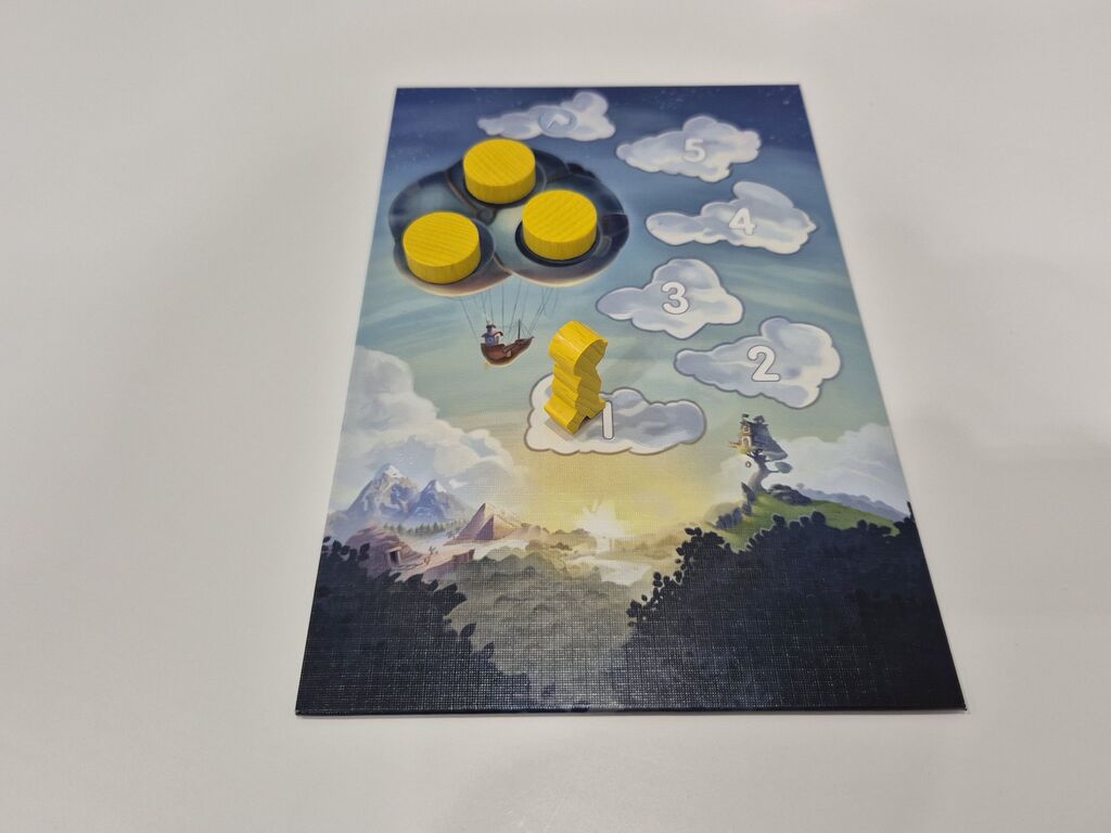 Der Spielplan von "Der Abenteuer Club auf großer Reise" mit drei Markern und einer Figur.