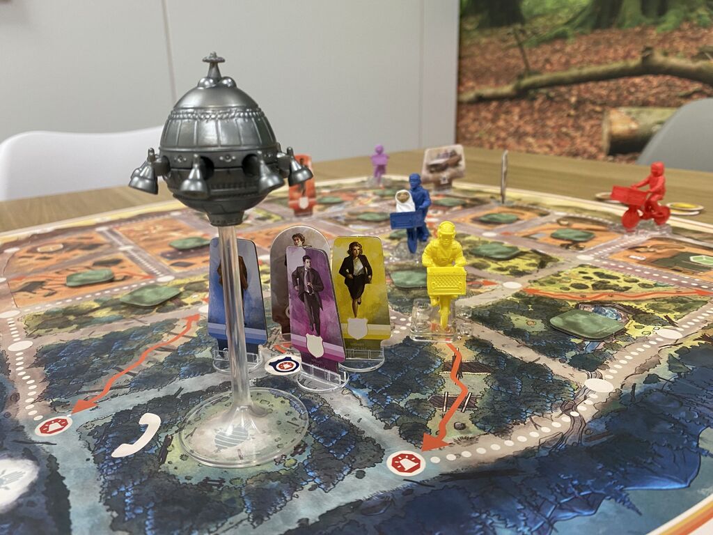 Spielmaterial mit Raumschiff und Spielfiguren.