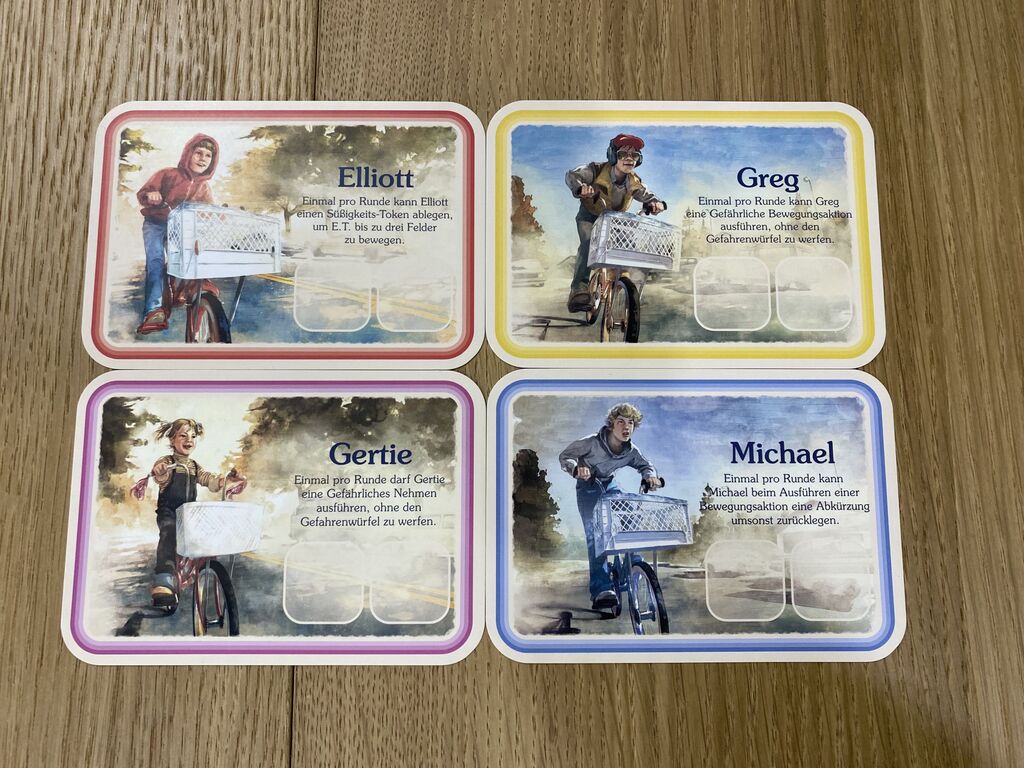 Vier Karten mit einem Kind mit Fahrrad und Text.