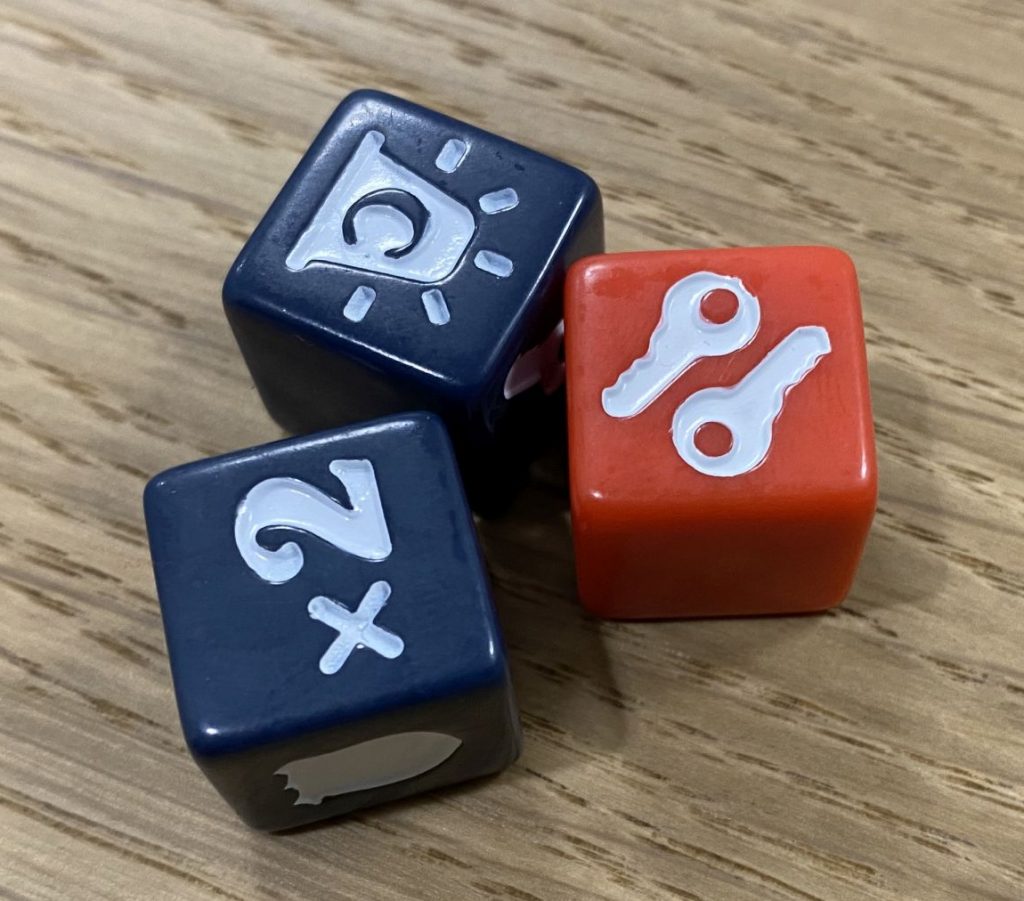 Zwei blaue und ein roter Würfel.