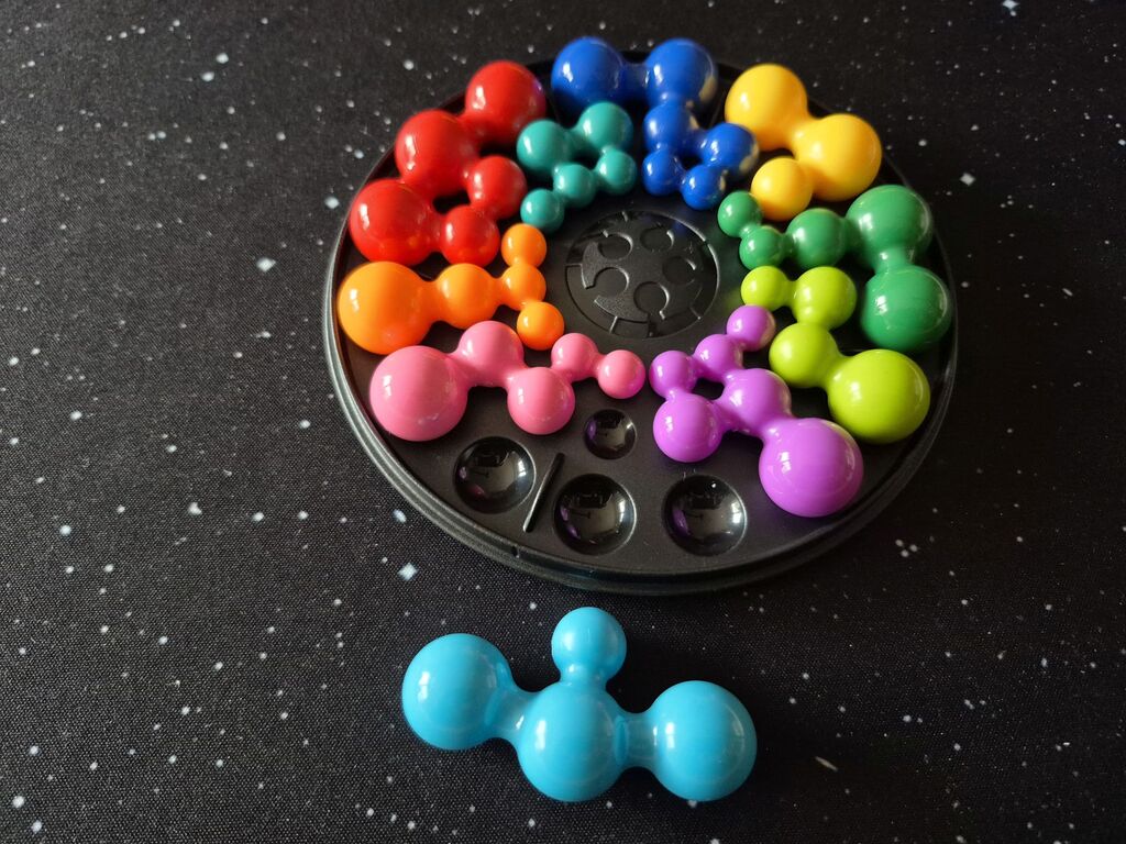 Fast alle Spielsteine von "IQ Circle" auf dem Spielplan.