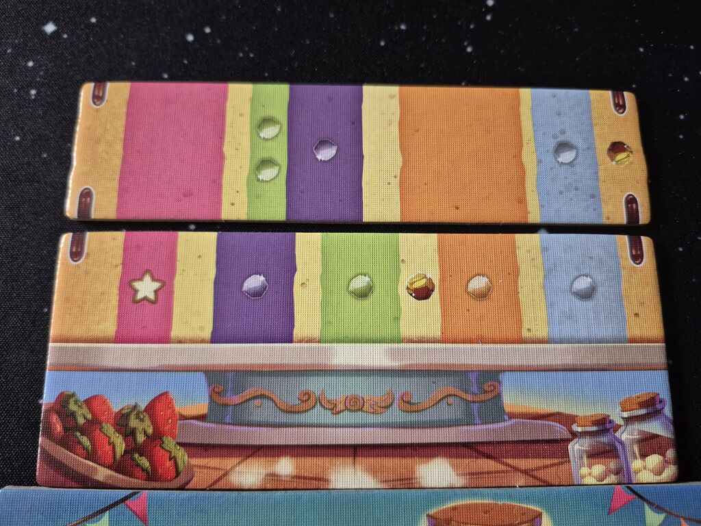 Eine Teigschicht aus "Topp die Torte" liegt über der Schicht auf der Startkuchenplatte.