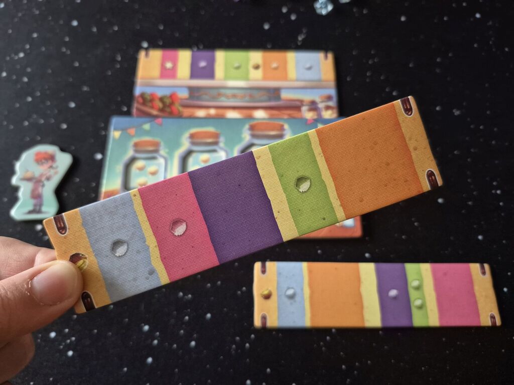 Eine Hand hält ein Tortenteil aus "Topp die Torte".