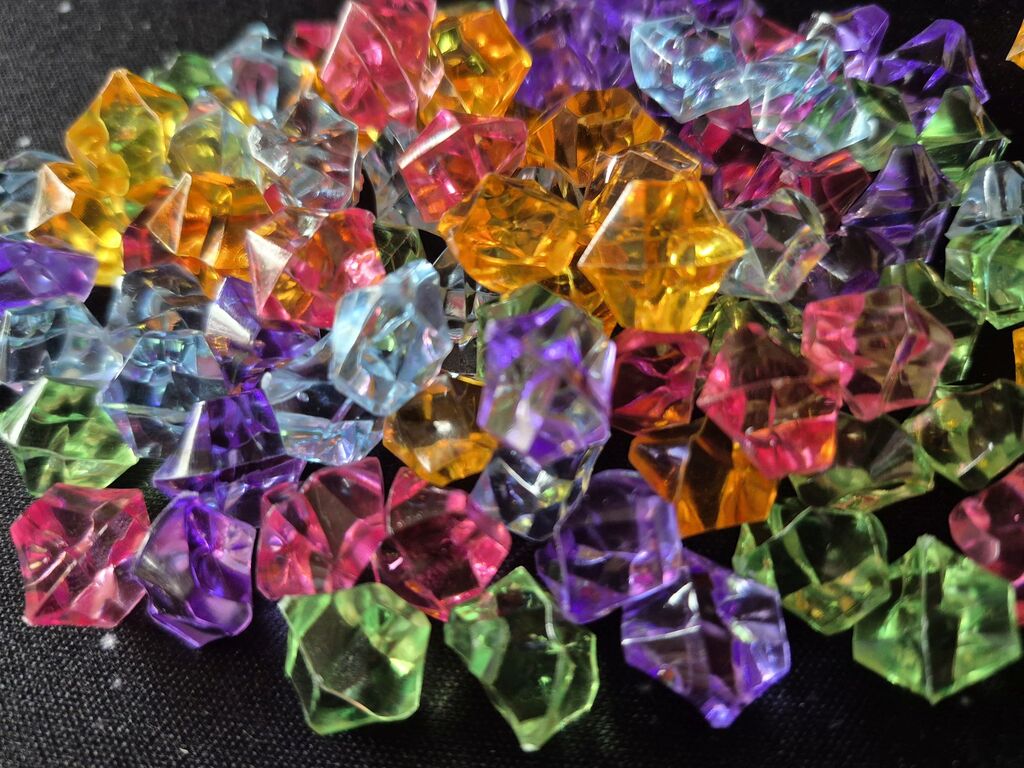 Ein Haufen bunter Kunststoffkristalle.