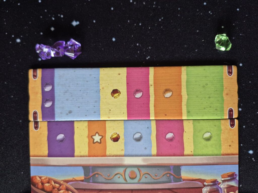 Über zwei Teigschichten liegen Zuckerkristalle.