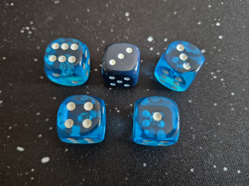 Fünf blaue Würfel.