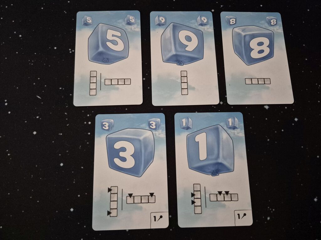 Fünf Karten mit Zahlen und Symbolen.