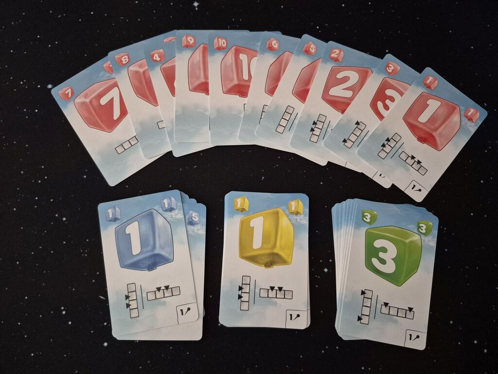 Vier Kartenstapel mit roten, grünen, gelben und blauen Karten.