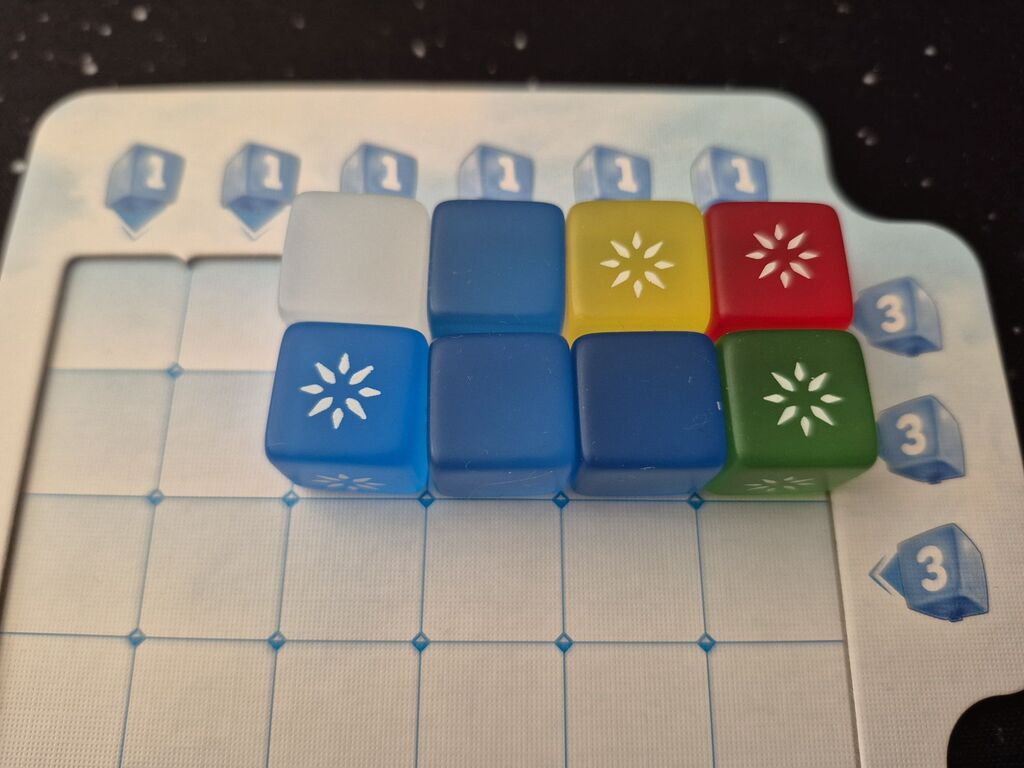 Bunte Würfel auf einem Spielertableau von "Ballon Pop".