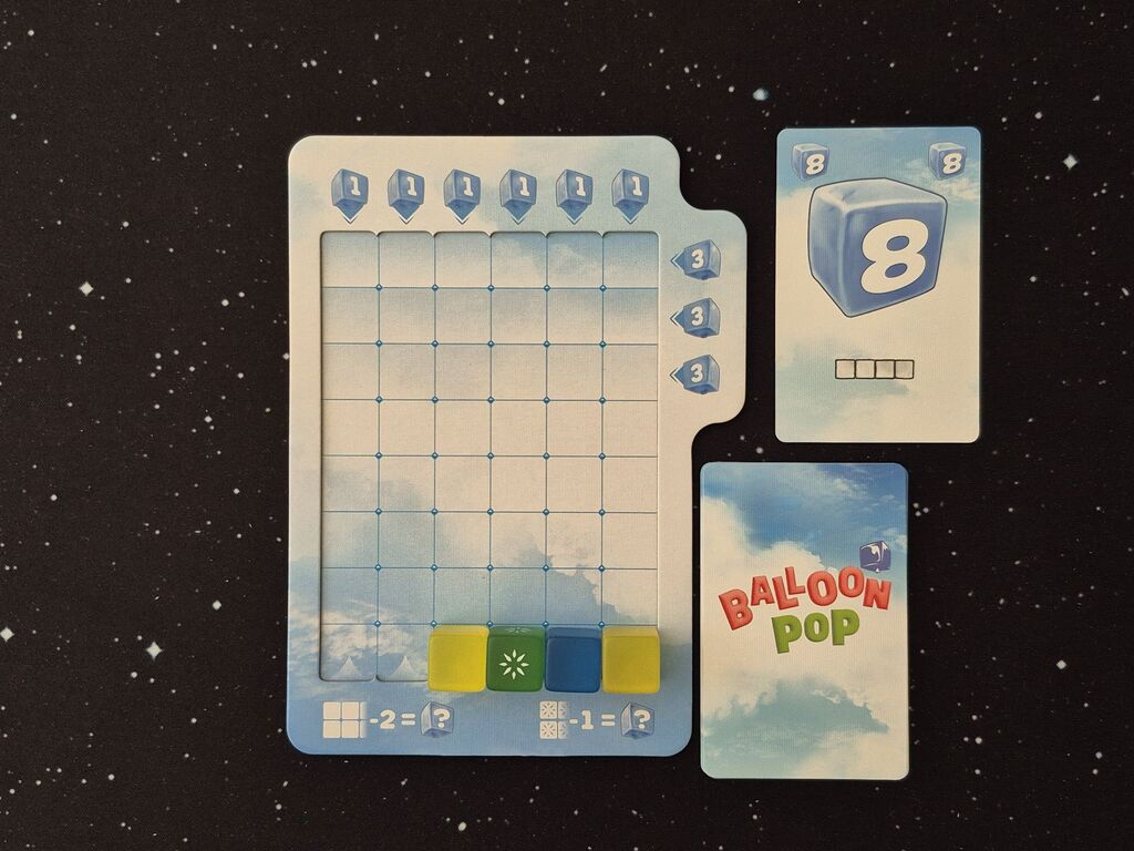 Würfel liegen unten auf dem Spielertableau. Daneben zwei Karten.