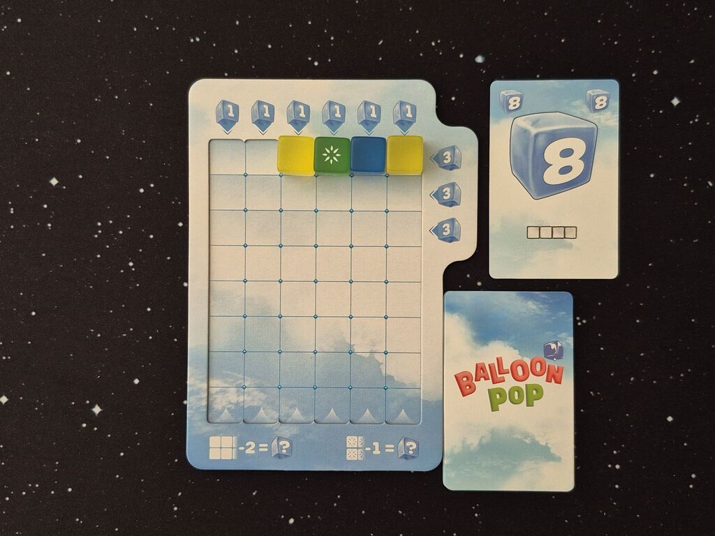 Würfel liegen oben auf dem Spielertableau. Daneben zwei Karten.