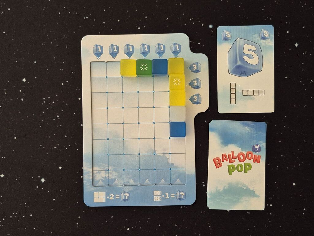 Würfel in veränderter Anordnung auf dem Tableau.