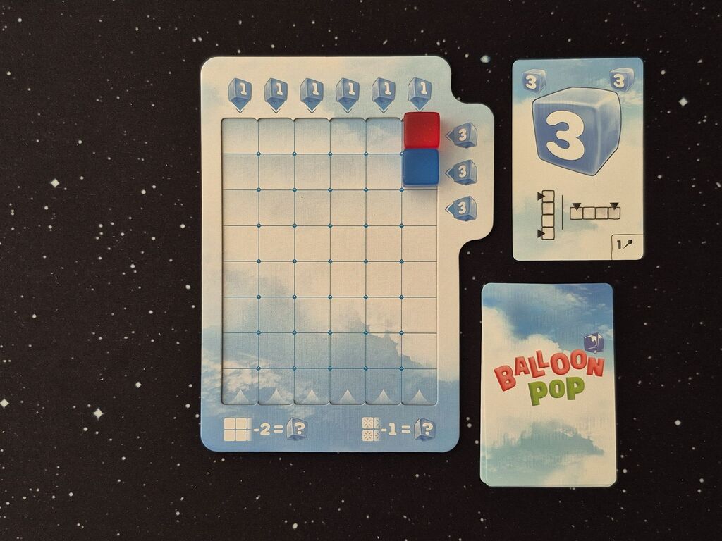 Zwei Würfel auf dem Tableau, daneben zwei Karten.