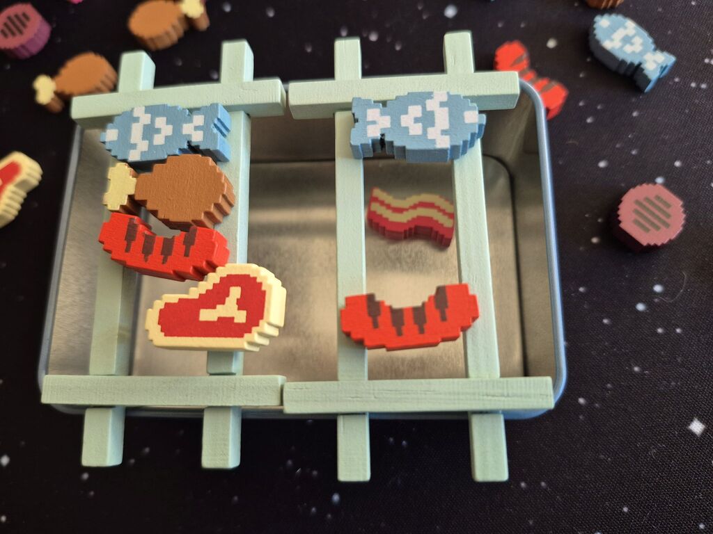 Marker liegen auf dem "Grillrost", der auf einer kleinen Dose liegt.