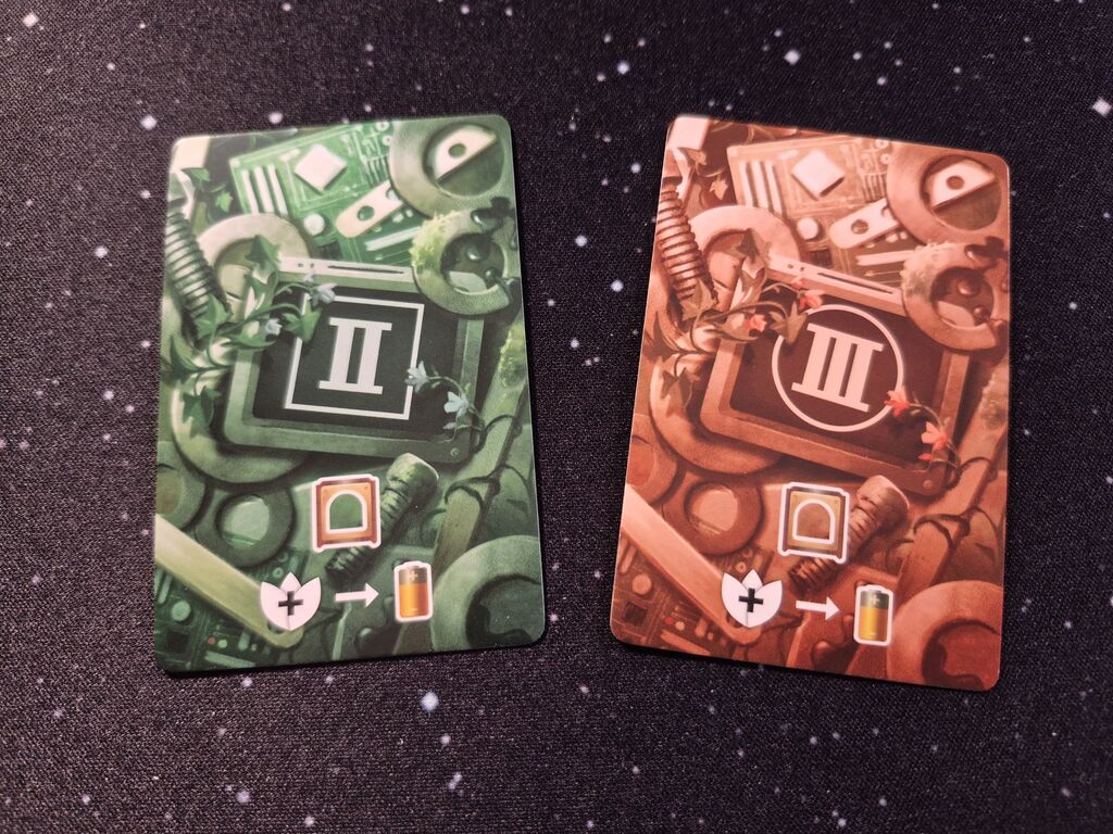 Zwei Karten mit Symbolen und den Werten Zwei und Drei aus "Die letzten Droiden".