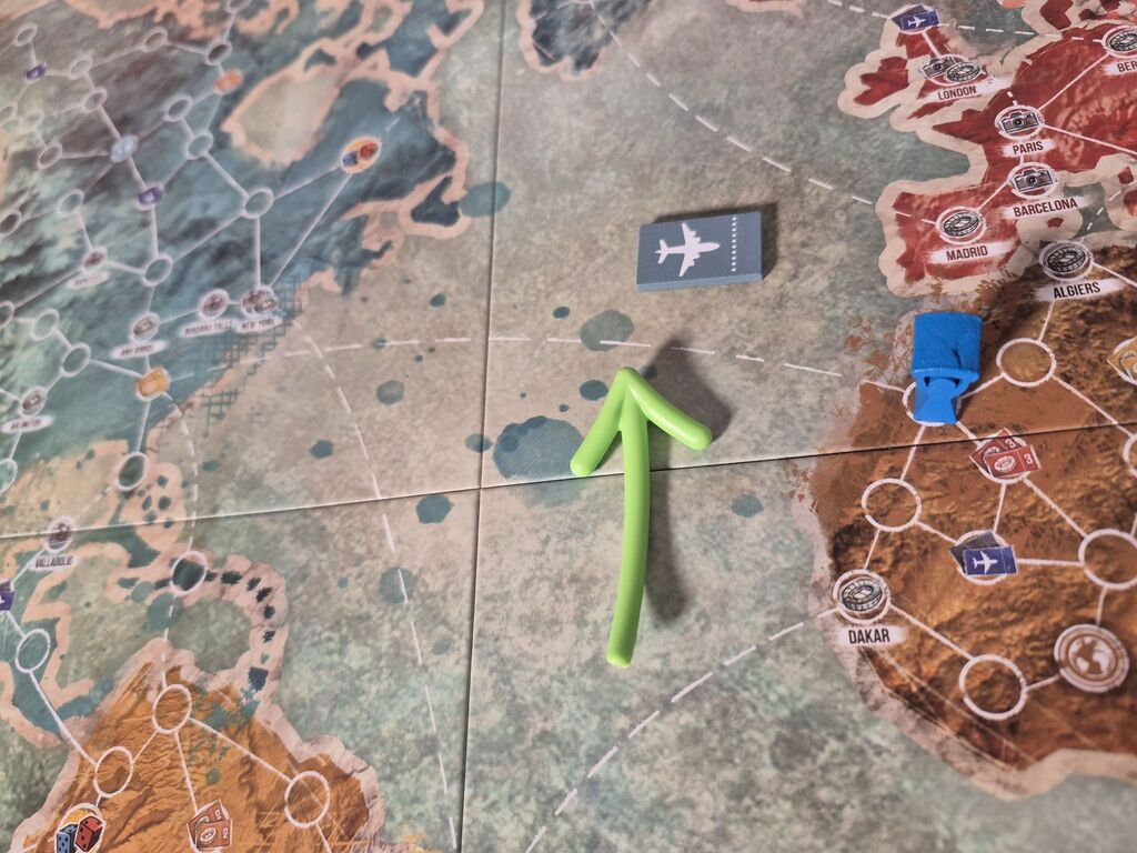 Spielplanausschnitt mit Pfeil, der auf Ticket und Linie zeigt. Daneben eine Spielfigur.