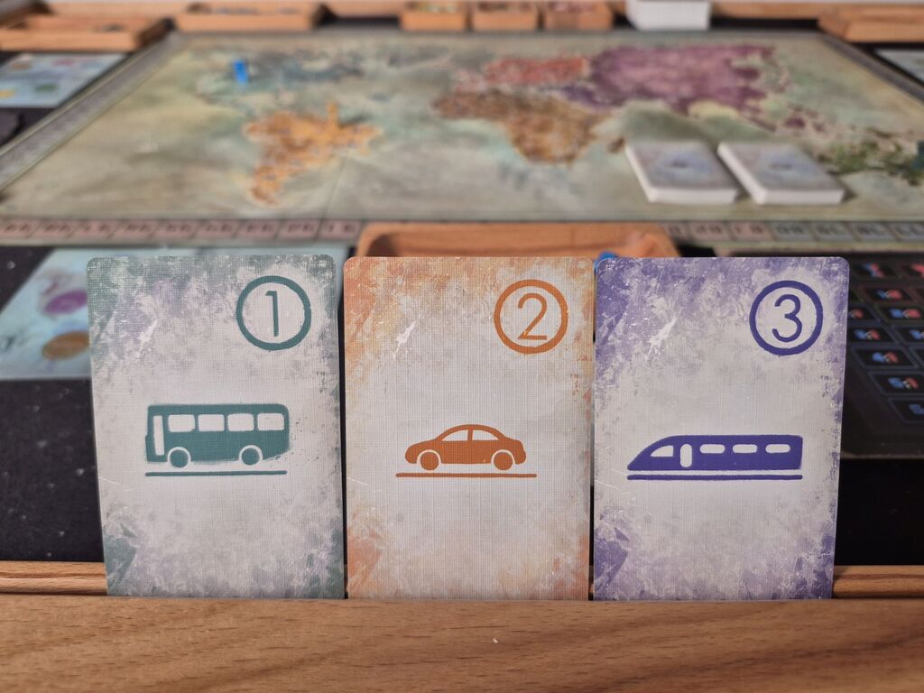 Drei Karten mit Fahrzeugsymbol und Zahlwerten von eins bis drei.