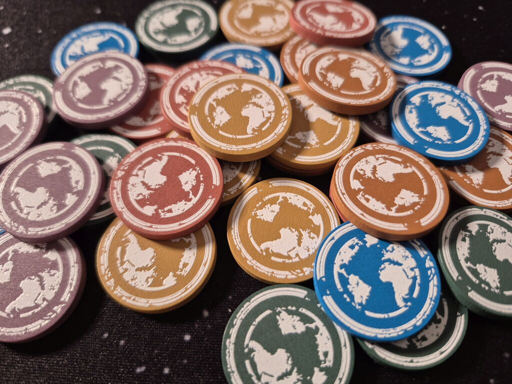 Bunte, runde Marker mit einer Weltkugel aus "Groundhopper".