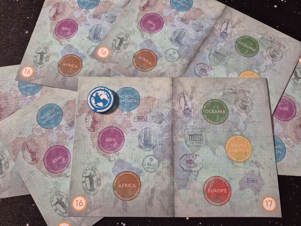 Ein runder Marker liegt auf einem "Reisepass" aus "Groundhopper".