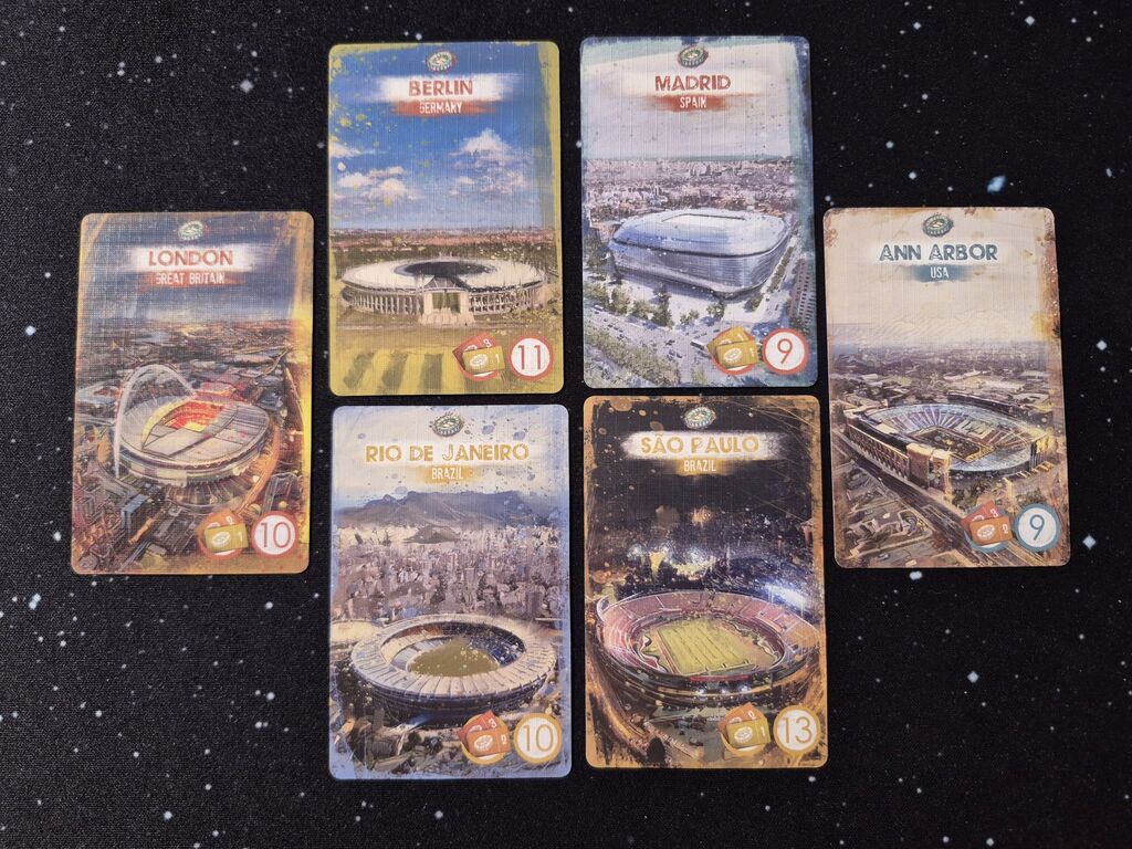 Sechs Karten mit Ort, Illustration von Fußballstadion, Ticketsymbol und Punktewert.