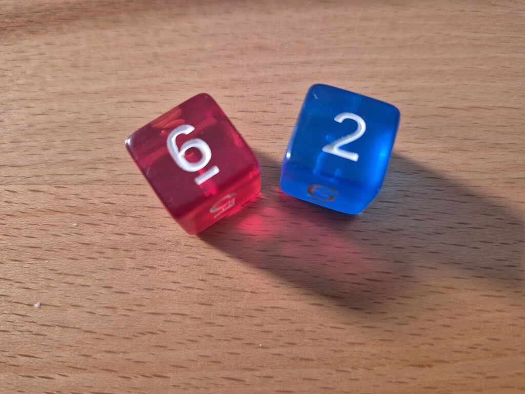 Ein roter und ein blauer Würfel.