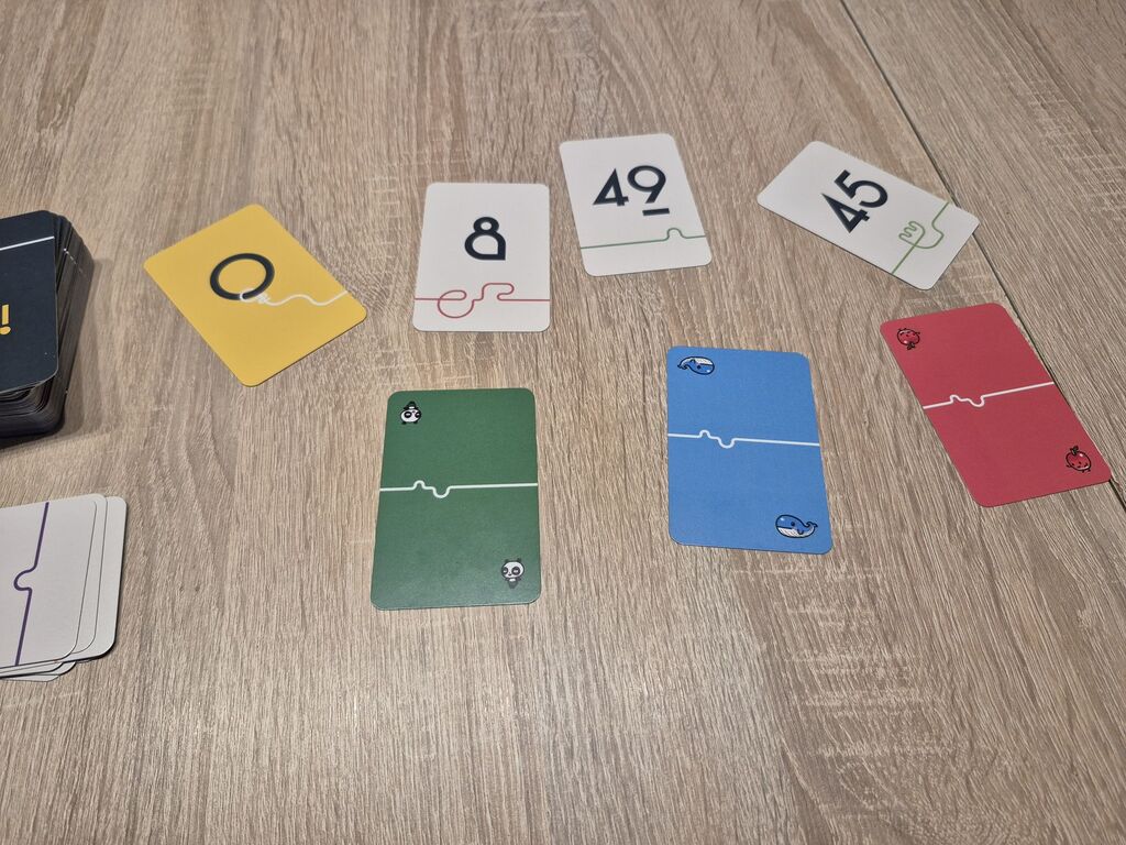 Karten auf einem Tisch.