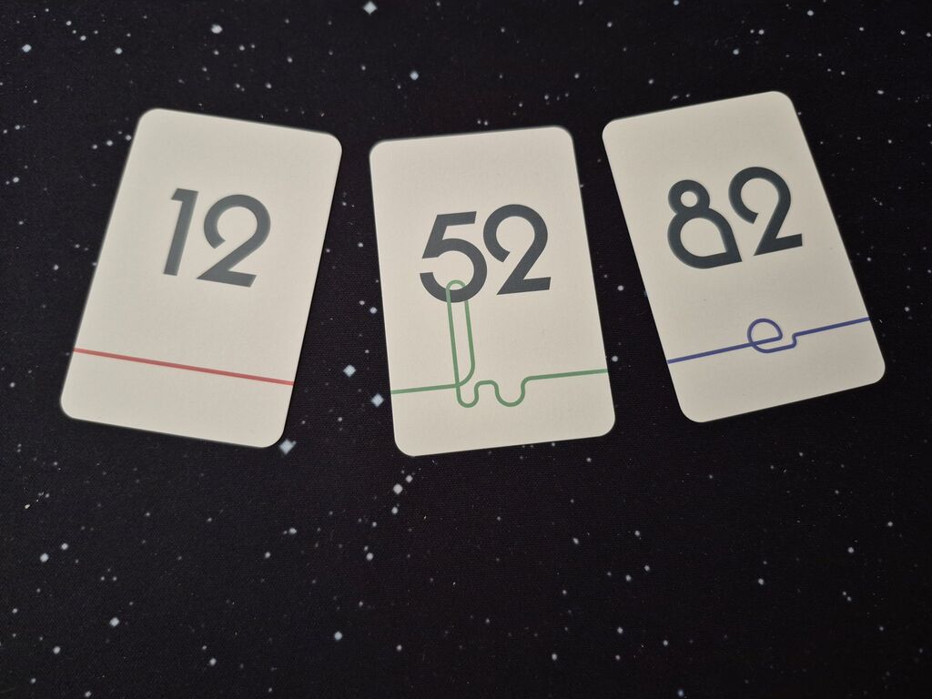 Drei Karten mit Zahlen aus "Ito".