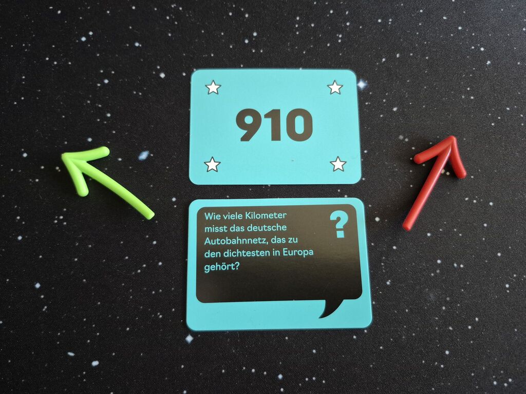 Eine Karte mit Text liegt unter einer Karte mit Zahl. Pfeile zeigen nach links und rechts.