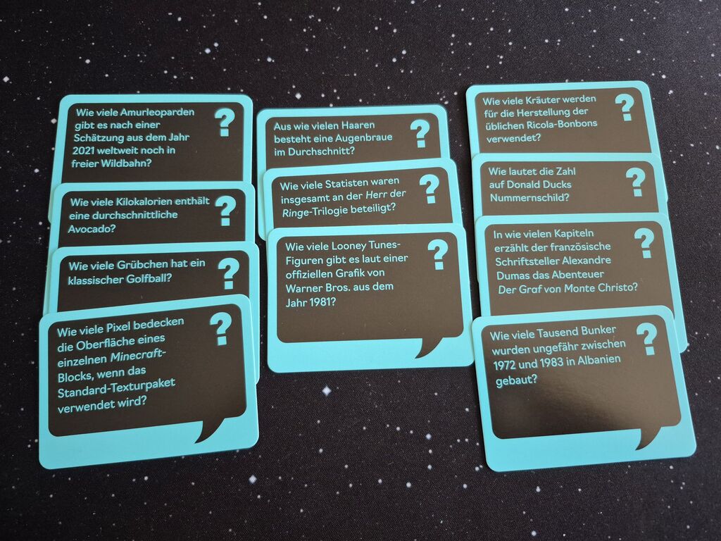 Elf Karten mit Text.