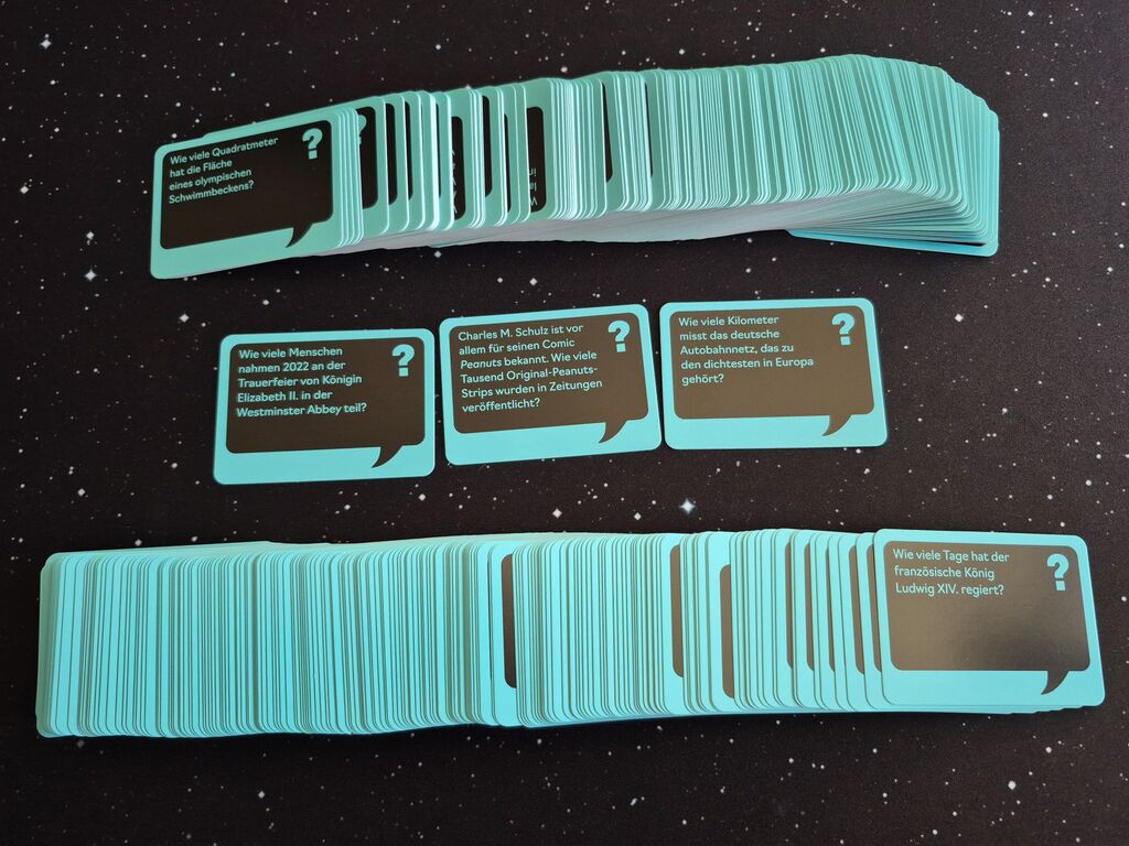 Karten in Stapeln und Reihen von "Let's Schätz".