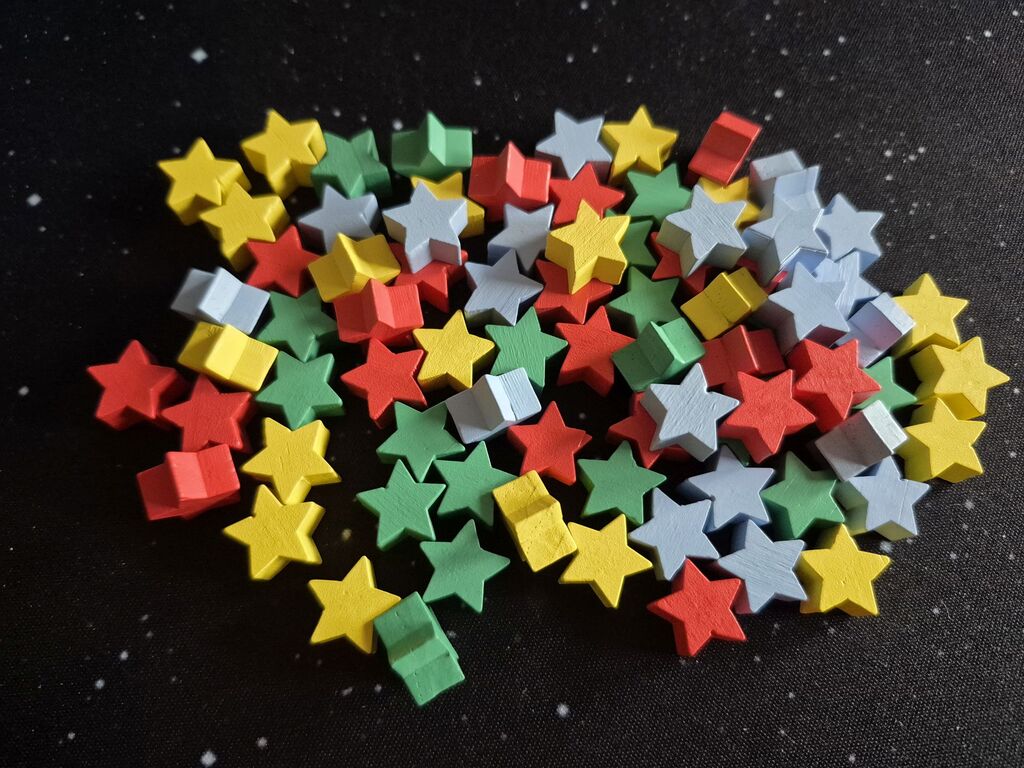 Gelbe, grüne, hellblaue und rote Holzsterne.