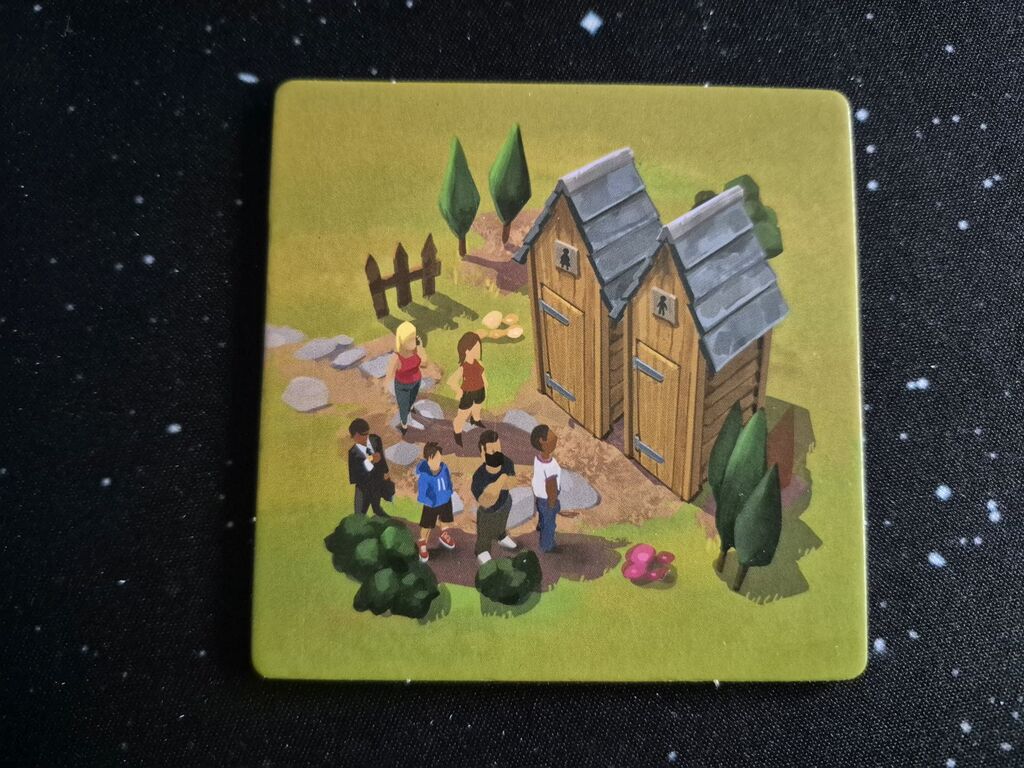 Ein Plättchen mit Illustration von zwei Holz-Klohäuschen, Menschen davor.