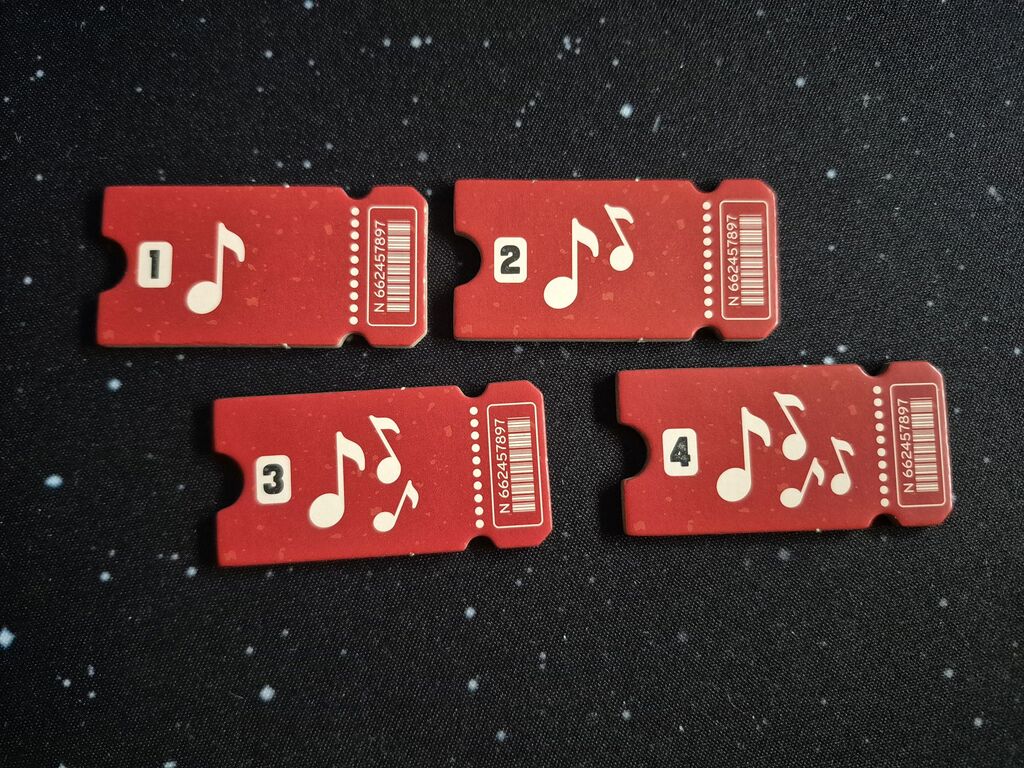 Vier rote Plättchen in Ticketform.