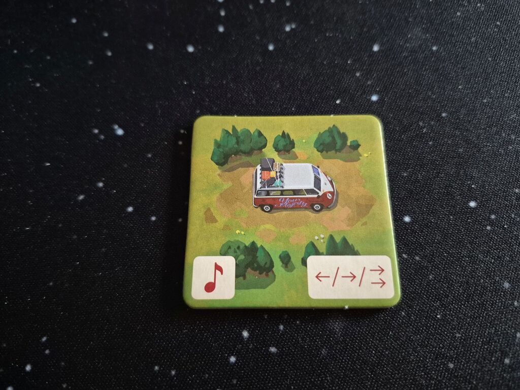 Ein Plättchen mit einem Tourbus und Symbolen.