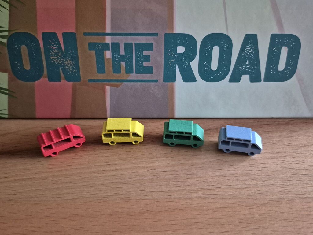 Vier Spielfiguren in Busform.