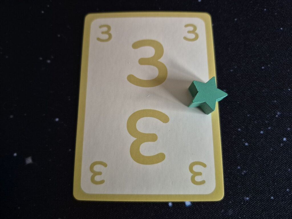 Eine Karte mit einer Drei.