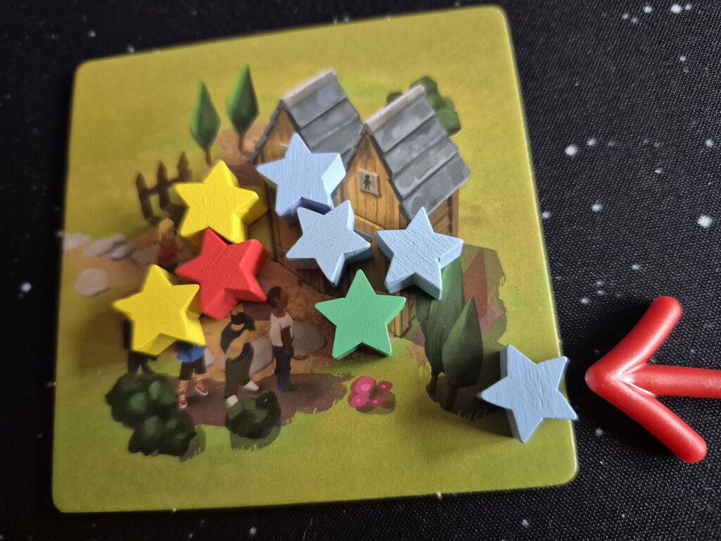 Sternmarker liegen auf dem Plättchen mit den Toilettenhäuschen aus "On the Road".