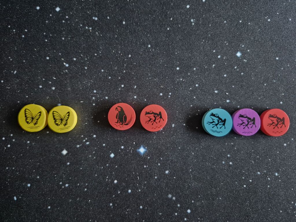 Sieben farbige Marker mit Tieren.