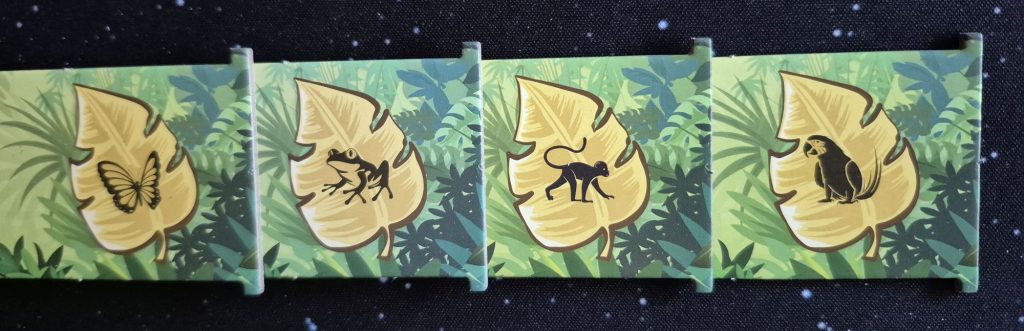 Vier Ausschnitte der Spielertableaus mit je einem anderen Tier.