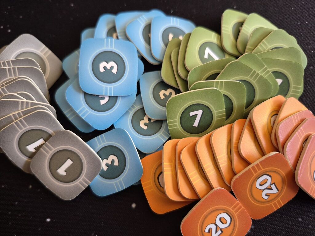 Punktechips mit den Werten eins, drei, sieben, zehn und 20.