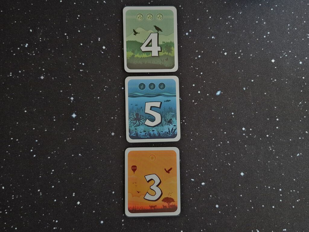 Drei Karten untereinander.