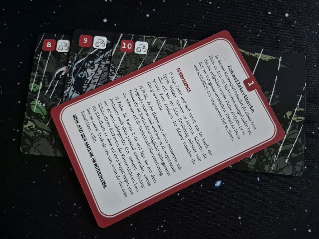 Eine Karte mit viel Text liegt auf drei Karten mit Illustrationen und dem Symbol vom vorherigen Bild.