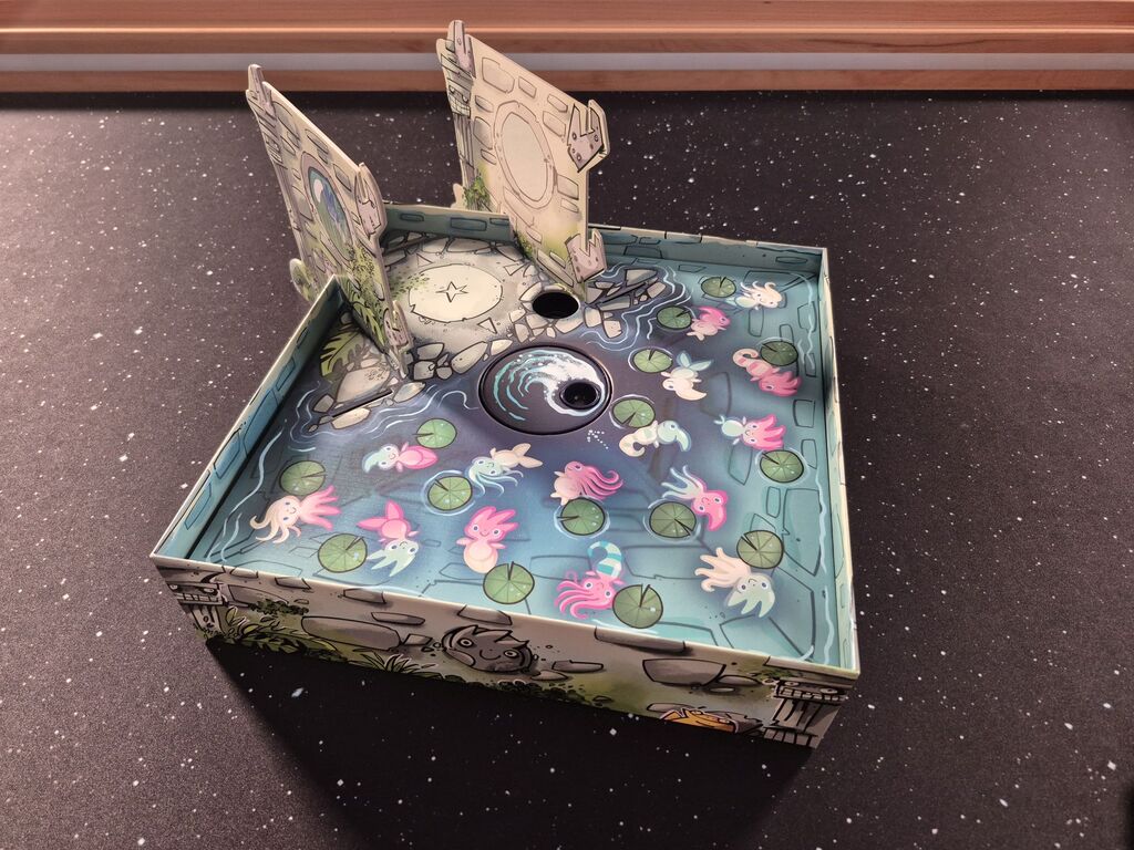 Zwei Teile stecken senkrecht auf dem Spielplan.