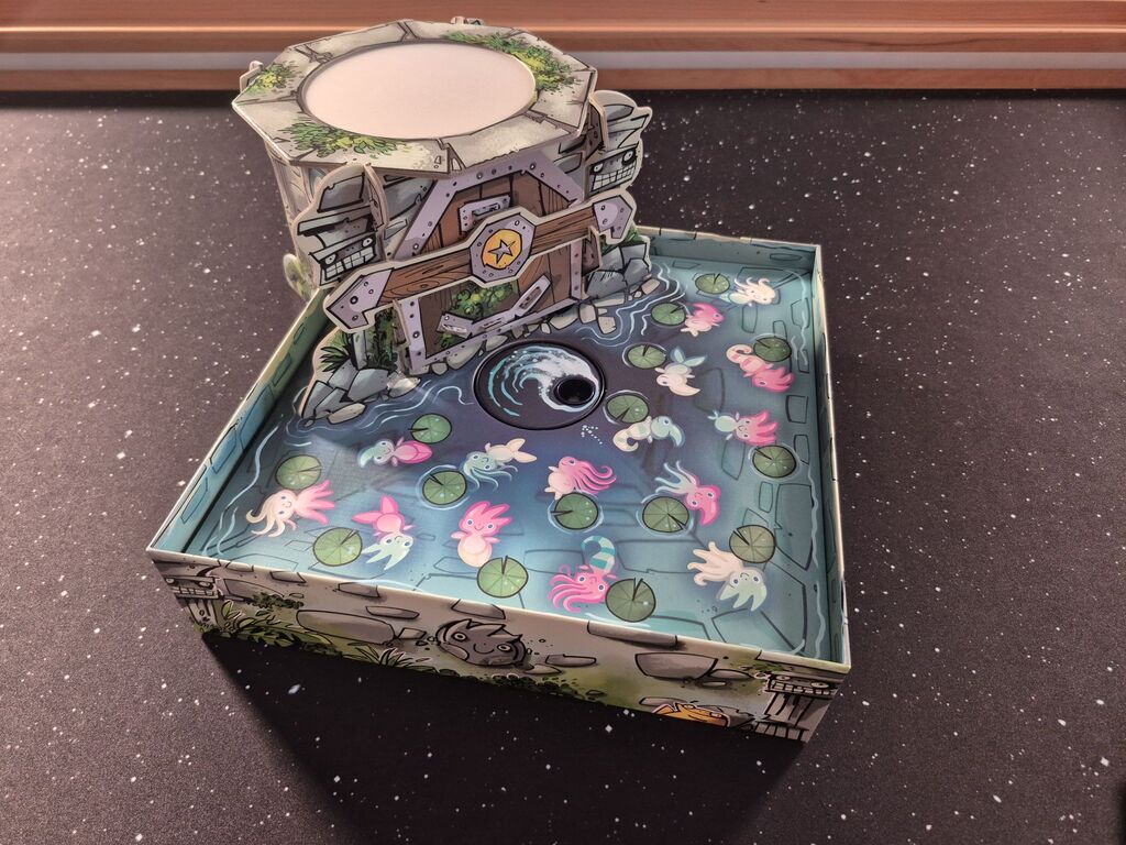 Auf den Wänden liegt ein Brunnenrand. Das Tor zum Brunnen ist jetzt verriegelt.