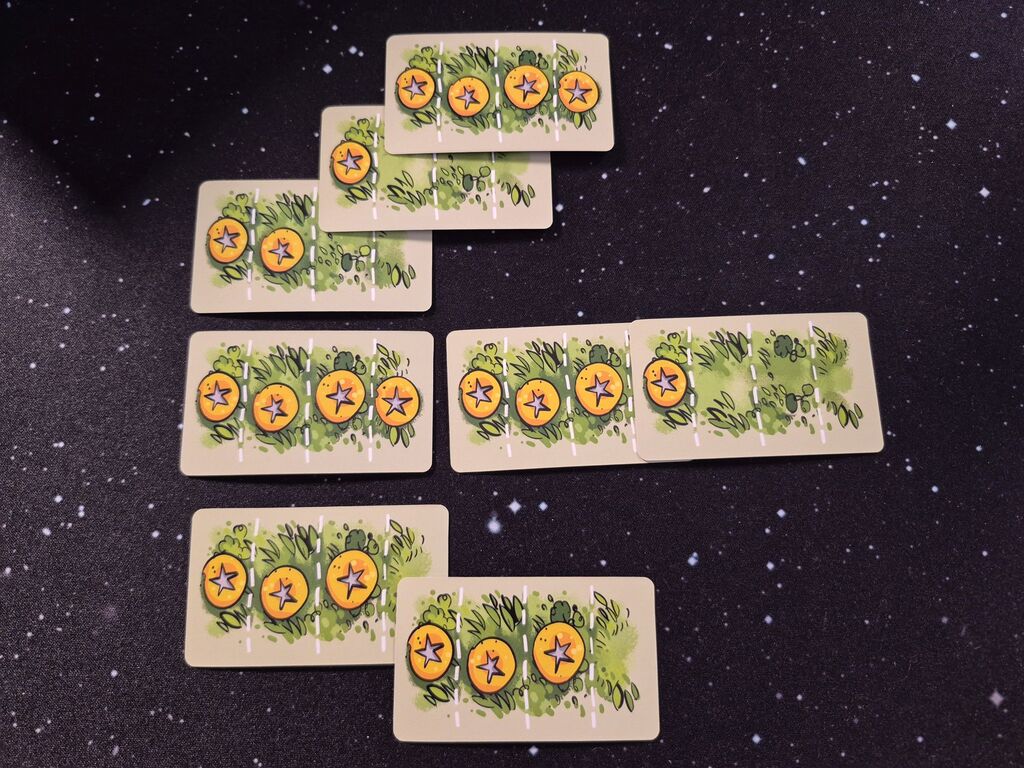 Karten mit Münzen in unterschiedlich langen Reihen.