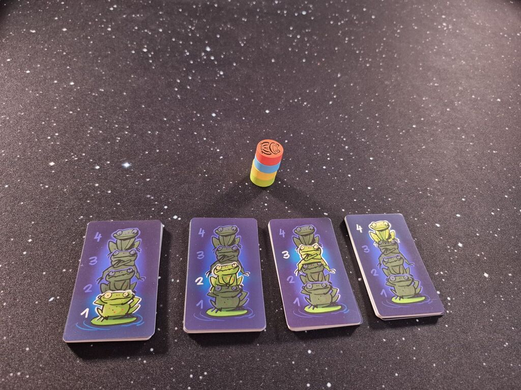 Vier Marker aufeinander, vier Kartenstapel.