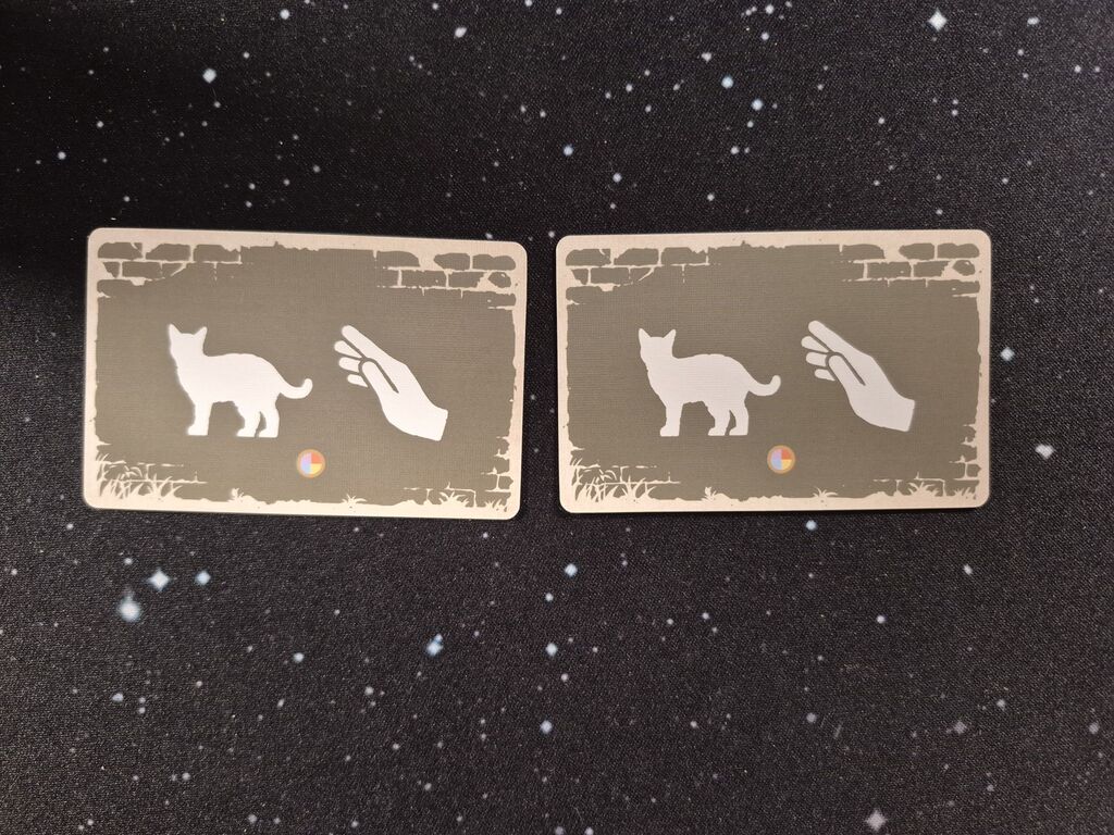 Zwei Karten mit Symbolen.