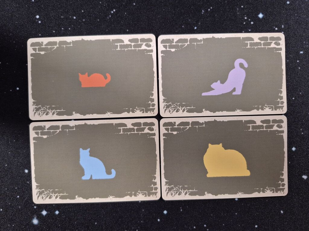 Vier Karten mit je einer farbigen Katze.