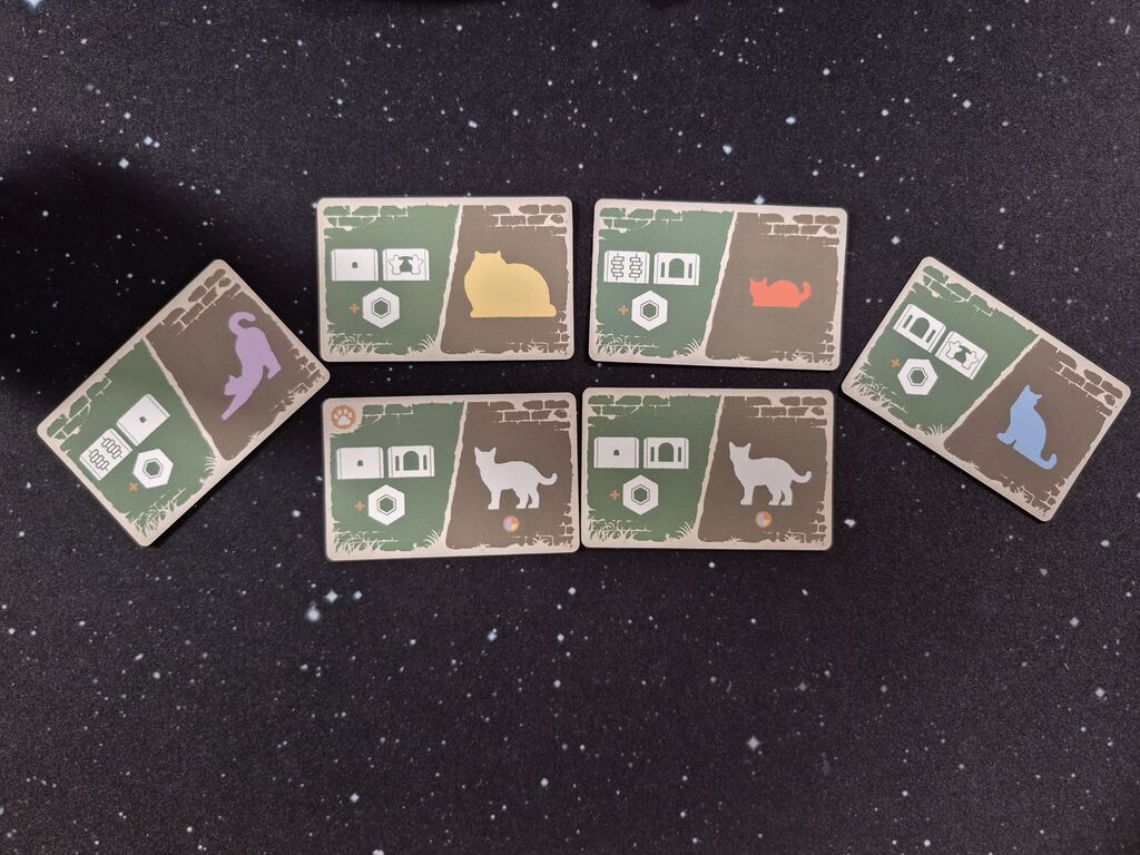 Sechs Karten mit Symbolen.