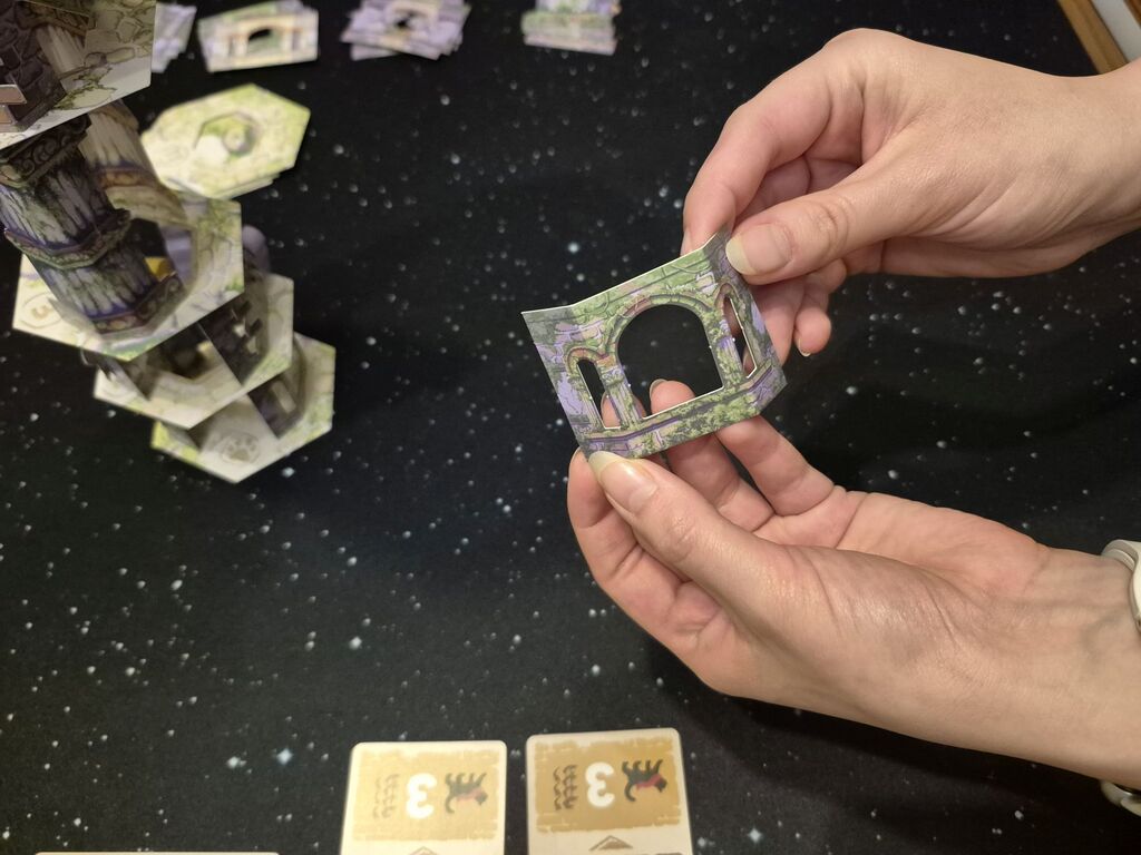 Zwei Hände halten ein Bauteil.